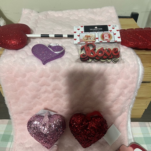 New Assorted Valentines Day Decorations - Picture 4 of 6